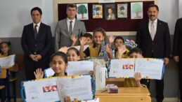 Hatay’da Öğrenciler Karnelerini Aldı