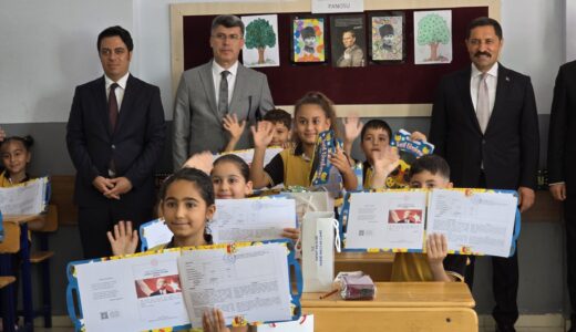 Hatay’da Öğrenciler Karnelerini Aldı
