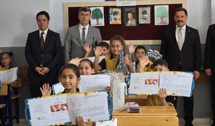 Hatay’da Öğrenciler Karnelerini Aldı